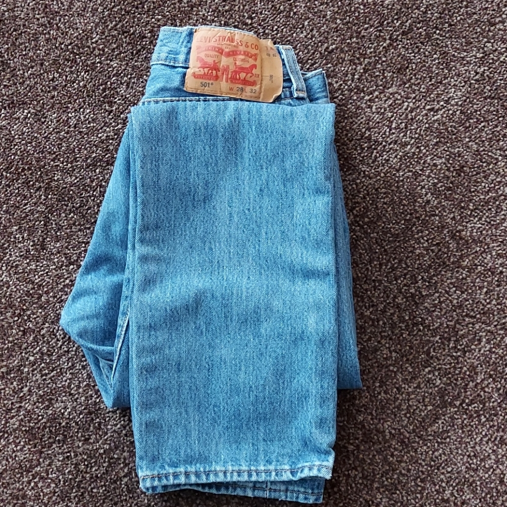 28x32 Levi Jeans